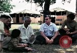 Standbild Vietnamesische Flüchtlinge ankommen in den Vereinigten Staaten Florida United States USA, 1975, aus Sekunde 32 historischem Filmmaterial Videoclip 65675050959