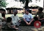 Standbild Vietnamesische Flüchtlinge ankommen in den Vereinigten Staaten Florida United States USA, 1975, aus Sekunde 33 historischem Filmmaterial Videoclip 65675050959