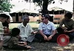 Standbild Vietnamesische Flüchtlinge ankommen in den Vereinigten Staaten Florida United States USA, 1975, aus Sekunde 34 historischem Filmmaterial Videoclip 65675050959
