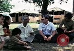 Standbild Vietnamesische Flüchtlinge ankommen in den Vereinigten Staaten Florida United States USA, 1975, aus Sekunde 35 historischem Filmmaterial Videoclip 65675050959