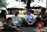 Standbild Vietnamesische Flüchtlinge ankommen in den Vereinigten Staaten Florida United States USA, 1975, aus Sekunde 36 historischem Filmmaterial Videoclip 65675050959