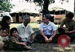 Standbild Vietnamesische Flüchtlinge ankommen in den Vereinigten Staaten Florida United States USA, 1975, aus Sekunde 37 historischem Filmmaterial Videoclip 65675050959