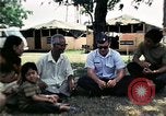 Standbild Vietnamesische Flüchtlinge ankommen in den Vereinigten Staaten Florida United States USA, 1975, aus Sekunde 40 historischem Filmmaterial Videoclip 65675050959