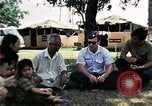 Standbild Vietnamesische Flüchtlinge ankommen in den Vereinigten Staaten Florida United States USA, 1975, aus Sekunde 46 historischem Filmmaterial Videoclip 65675050959
