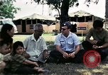 Standbild Vietnamesische Flüchtlinge ankommen in den Vereinigten Staaten Florida United States USA, 1975, aus Sekunde 47 historischem Filmmaterial Videoclip 65675050959