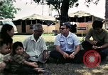 Standbild Vietnamesische Flüchtlinge ankommen in den Vereinigten Staaten Florida United States USA, 1975, aus Sekunde 48 historischem Filmmaterial Videoclip 65675050959