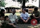 Standbild Vietnamesische Flüchtlinge ankommen in den Vereinigten Staaten Florida United States USA, 1975, aus Sekunde 49 historischem Filmmaterial Videoclip 65675050959