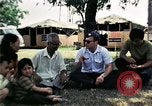 Standbild Vietnamesische Flüchtlinge ankommen in den Vereinigten Staaten Florida United States USA, 1975, aus Sekunde 50 historischem Filmmaterial Videoclip 65675050959