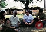Standbild Vietnamesische Flüchtlinge ankommen in den Vereinigten Staaten Florida United States USA, 1975, aus Sekunde 51 historischem Filmmaterial Videoclip 65675050959