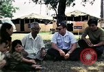 Standbild Vietnamesische Flüchtlinge ankommen in den Vereinigten Staaten Florida United States USA, 1975, aus Sekunde 52 historischem Filmmaterial Videoclip 65675050959