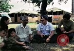 Standbild Vietnamesische Flüchtlinge ankommen in den Vereinigten Staaten Florida United States USA, 1975, aus Sekunde 53 historischem Filmmaterial Videoclip 65675050959