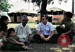 Standbild Vietnamesische Flüchtlinge ankommen in den Vereinigten Staaten Florida United States USA, 1975, aus Sekunde 55 historischem Filmmaterial Videoclip 65675050959