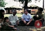Standbild Vietnamesische Flüchtlinge ankommen in den Vereinigten Staaten Florida United States USA, 1975, aus Sekunde 56 historischem Filmmaterial Videoclip 65675050959