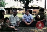 Standbild Vietnamesische Flüchtlinge ankommen in den Vereinigten Staaten Florida United States USA, 1975, aus Sekunde 58 historischem Filmmaterial Videoclip 65675050959