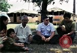 Standbild Vietnamesische Flüchtlinge ankommen in den Vereinigten Staaten Florida United States USA, 1975, aus Sekunde 62 historischem Filmmaterial Videoclip 65675050959
