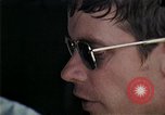 Standbild Amerikanische Offizier in Eglin Vietnamesischer Flüchtling Bearbeitungszentrum Florida United States USA, 1975, aus Sekunde 4 historischem Filmmaterial Videoclip 65675050960