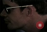 Standbild Amerikanische Offizier in Eglin Vietnamesischer Flüchtling Bearbeitungszentrum Florida United States USA, 1975, aus Sekunde 5 historischem Filmmaterial Videoclip 65675050960