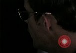 Standbild Amerikanische Offizier in Eglin Vietnamesischer Flüchtling Bearbeitungszentrum Florida United States USA, 1975, aus Sekunde 8 historischem Filmmaterial Videoclip 65675050960