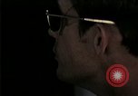 Standbild Amerikanische Offizier in Eglin Vietnamesischer Flüchtling Bearbeitungszentrum Florida United States USA, 1975, aus Sekunde 10 historischem Filmmaterial Videoclip 65675050960