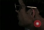 Standbild Amerikanische Offizier in Eglin Vietnamesischer Flüchtling Bearbeitungszentrum Florida United States USA, 1975, aus Sekunde 11 historischem Filmmaterial Videoclip 65675050960