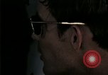 Standbild Amerikanische Offizier in Eglin Vietnamesischer Flüchtling Bearbeitungszentrum Florida United States USA, 1975, aus Sekunde 15 historischem Filmmaterial Videoclip 65675050960