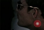 Standbild Amerikanische Offizier in Eglin Vietnamesischer Flüchtling Bearbeitungszentrum Florida United States USA, 1975, aus Sekunde 16 historischem Filmmaterial Videoclip 65675050960
