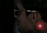 Standbild Amerikanische Offizier in Eglin Vietnamesischer Flüchtling Bearbeitungszentrum Florida United States USA, 1975, aus Sekunde 17 historischem Filmmaterial Videoclip 65675050960