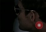 Standbild Amerikanische Offizier in Eglin Vietnamesischer Flüchtling Bearbeitungszentrum Florida United States USA, 1975, aus Sekunde 18 historischem Filmmaterial Videoclip 65675050960