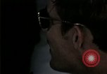 Standbild Amerikanische Offizier in Eglin Vietnamesischer Flüchtling Bearbeitungszentrum Florida United States USA, 1975, aus Sekunde 19 historischem Filmmaterial Videoclip 65675050960