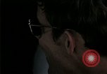 Standbild Amerikanische Offizier in Eglin Vietnamesischer Flüchtling Bearbeitungszentrum Florida United States USA, 1975, aus Sekunde 20 historischem Filmmaterial Videoclip 65675050960
