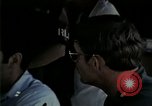 Standbild Amerikanische Offizier in Eglin Vietnamesischer Flüchtling Bearbeitungszentrum Florida United States USA, 1975, aus Sekunde 22 historischem Filmmaterial Videoclip 65675050960