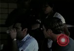 Standbild Amerikanische Offizier in Eglin Vietnamesischer Flüchtling Bearbeitungszentrum Florida United States USA, 1975, aus Sekunde 23 historischem Filmmaterial Videoclip 65675050960