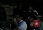 Standbild Amerikanische Offizier in Eglin Vietnamesischer Flüchtling Bearbeitungszentrum Florida United States USA, 1975, aus Sekunde 24 historischem Filmmaterial Videoclip 65675050960