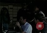 Standbild Amerikanische Offizier in Eglin Vietnamesischer Flüchtling Bearbeitungszentrum Florida United States USA, 1975, aus Sekunde 25 historischem Filmmaterial Videoclip 65675050960