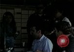 Standbild Amerikanische Offizier in Eglin Vietnamesischer Flüchtling Bearbeitungszentrum Florida United States USA, 1975, aus Sekunde 26 historischem Filmmaterial Videoclip 65675050960