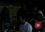 Standbild Amerikanische Offizier in Eglin Vietnamesischer Flüchtling Bearbeitungszentrum Florida United States USA, 1975, aus Sekunde 27 historischem Filmmaterial Videoclip 65675050960