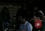 Standbild Amerikanische Offizier in Eglin Vietnamesischer Flüchtling Bearbeitungszentrum Florida United States USA, 1975, aus Sekunde 28 historischem Filmmaterial Videoclip 65675050960