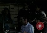 Standbild Amerikanische Offizier in Eglin Vietnamesischer Flüchtling Bearbeitungszentrum Florida United States USA, 1975, aus Sekunde 30 historischem Filmmaterial Videoclip 65675050960