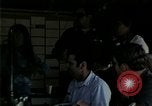 Standbild Amerikanische Offizier in Eglin Vietnamesischer Flüchtling Bearbeitungszentrum Florida United States USA, 1975, aus Sekunde 31 historischem Filmmaterial Videoclip 65675050960