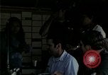 Standbild Amerikanische Offizier in Eglin Vietnamesischer Flüchtling Bearbeitungszentrum Florida United States USA, 1975, aus Sekunde 32 historischem Filmmaterial Videoclip 65675050960