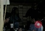 Standbild Amerikanische Offizier in Eglin Vietnamesischer Flüchtling Bearbeitungszentrum Florida United States USA, 1975, aus Sekunde 34 historischem Filmmaterial Videoclip 65675050960