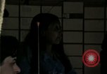 Standbild Amerikanische Offizier in Eglin Vietnamesischer Flüchtling Bearbeitungszentrum Florida United States USA, 1975, aus Sekunde 41 historischem Filmmaterial Videoclip 65675050960