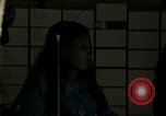 Standbild Amerikanische Offizier in Eglin Vietnamesischer Flüchtling Bearbeitungszentrum Florida United States USA, 1975, aus Sekunde 42 historischem Filmmaterial Videoclip 65675050960