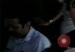Standbild Amerikanische Offizier in Eglin Vietnamesischer Flüchtling Bearbeitungszentrum Florida United States USA, 1975, aus Sekunde 45 historischem Filmmaterial Videoclip 65675050960