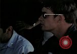 Standbild Amerikanische Offizier in Eglin Vietnamesischer Flüchtling Bearbeitungszentrum Florida United States USA, 1975, aus Sekunde 46 historischem Filmmaterial Videoclip 65675050960