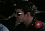 Standbild Amerikanische Offizier in Eglin Vietnamesischer Flüchtling Bearbeitungszentrum Florida United States USA, 1975, aus Sekunde 48 historischem Filmmaterial Videoclip 65675050960