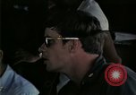 Standbild Amerikanische Offizier in Eglin Vietnamesischer Flüchtling Bearbeitungszentrum Florida United States USA, 1975, aus Sekunde 49 historischem Filmmaterial Videoclip 65675050960