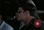 Standbild Amerikanische Offizier in Eglin Vietnamesischer Flüchtling Bearbeitungszentrum Florida United States USA, 1975, aus Sekunde 50 historischem Filmmaterial Videoclip 65675050960