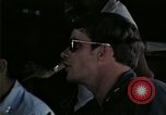 Standbild Amerikanische Offizier in Eglin Vietnamesischer Flüchtling Bearbeitungszentrum Florida United States USA, 1975, aus Sekunde 51 historischem Filmmaterial Videoclip 65675050960
