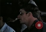 Standbild Amerikanische Offizier in Eglin Vietnamesischer Flüchtling Bearbeitungszentrum Florida United States USA, 1975, aus Sekunde 52 historischem Filmmaterial Videoclip 65675050960